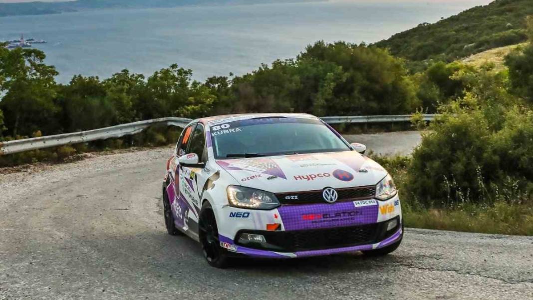 Bir eli direksiyonda, diğer eli gaz ve frende: Kübra rüzgarla yarışıyor! 14